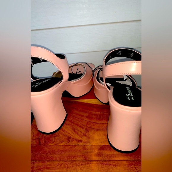 Women NWT No Boundaries Pink Grommet Heel Studs strap S11 Y2K vintage inspired - Picture 4 of 5